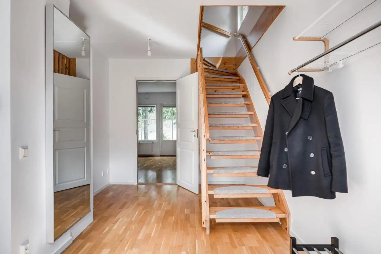 Entrance hall with wooden staircase in Uppsala house for rent