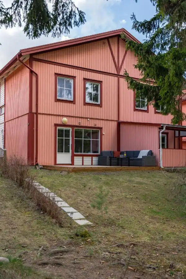 Side view of Uppsala rental house showing elevated deck