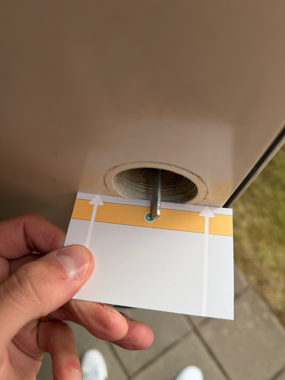 Measurement card held up to the cylinder hole