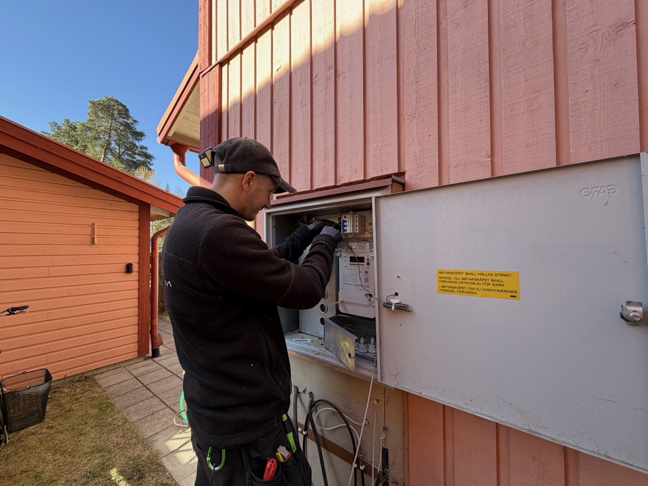 Wider angle of Magnus at the fuse box, planning the new connections