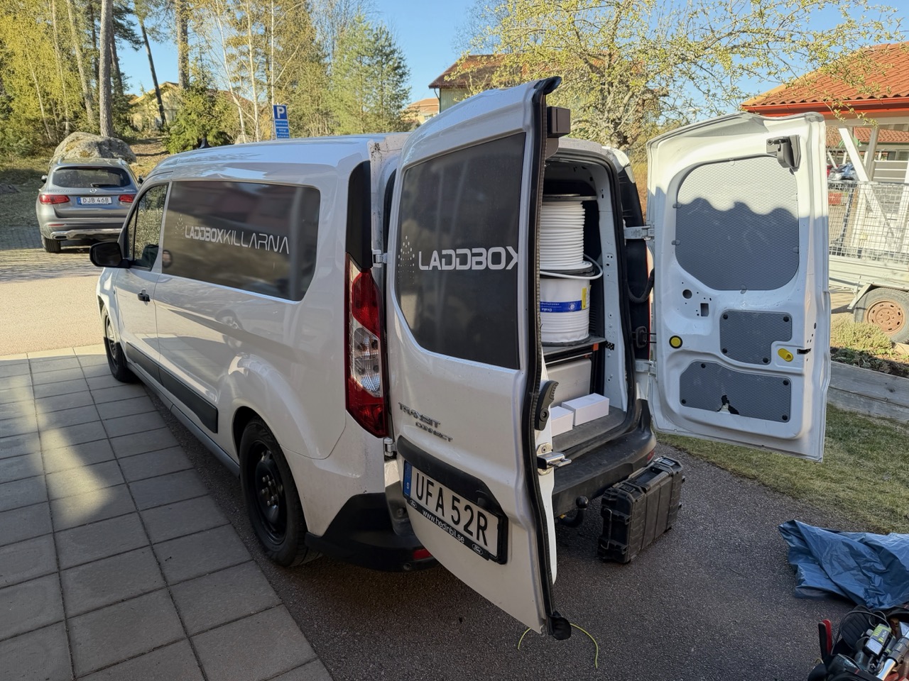 Laddboxkillarna van with cable spools and supplies visible inside
