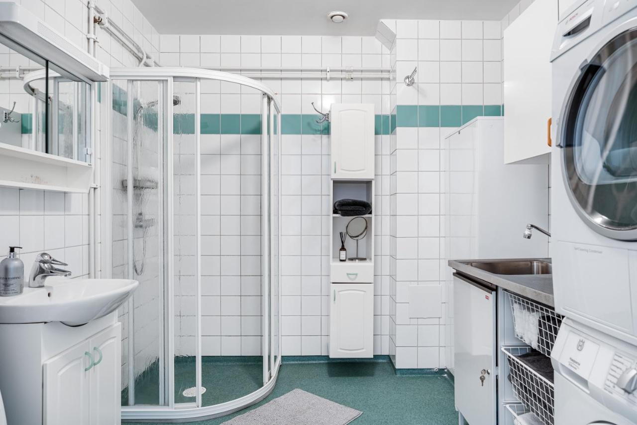 Laundry room with washer and dryer in Uppsala house for rent