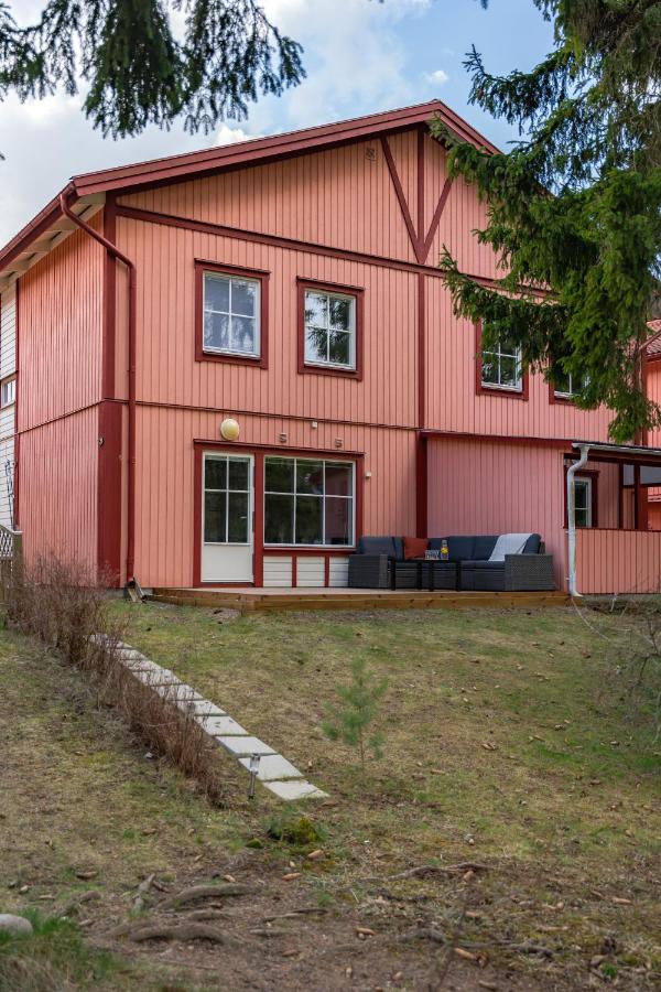Side view of Uppsala rental house showing elevated deck